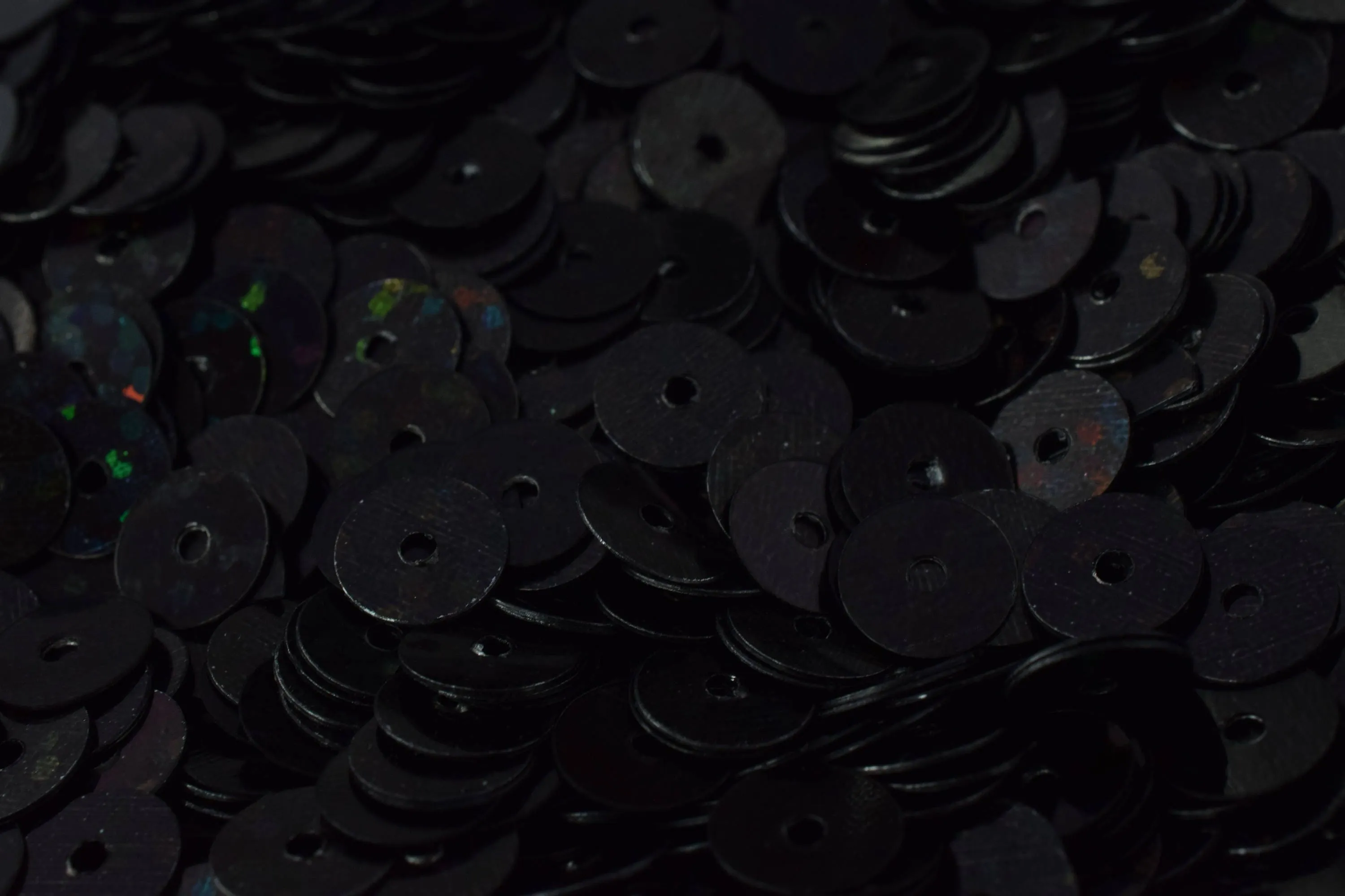 Black Iridescent Round Sequins 3mm/4mm/6mm - Wholesale Loose Paillettes for Shimmering Apparel & Shoe Decoration