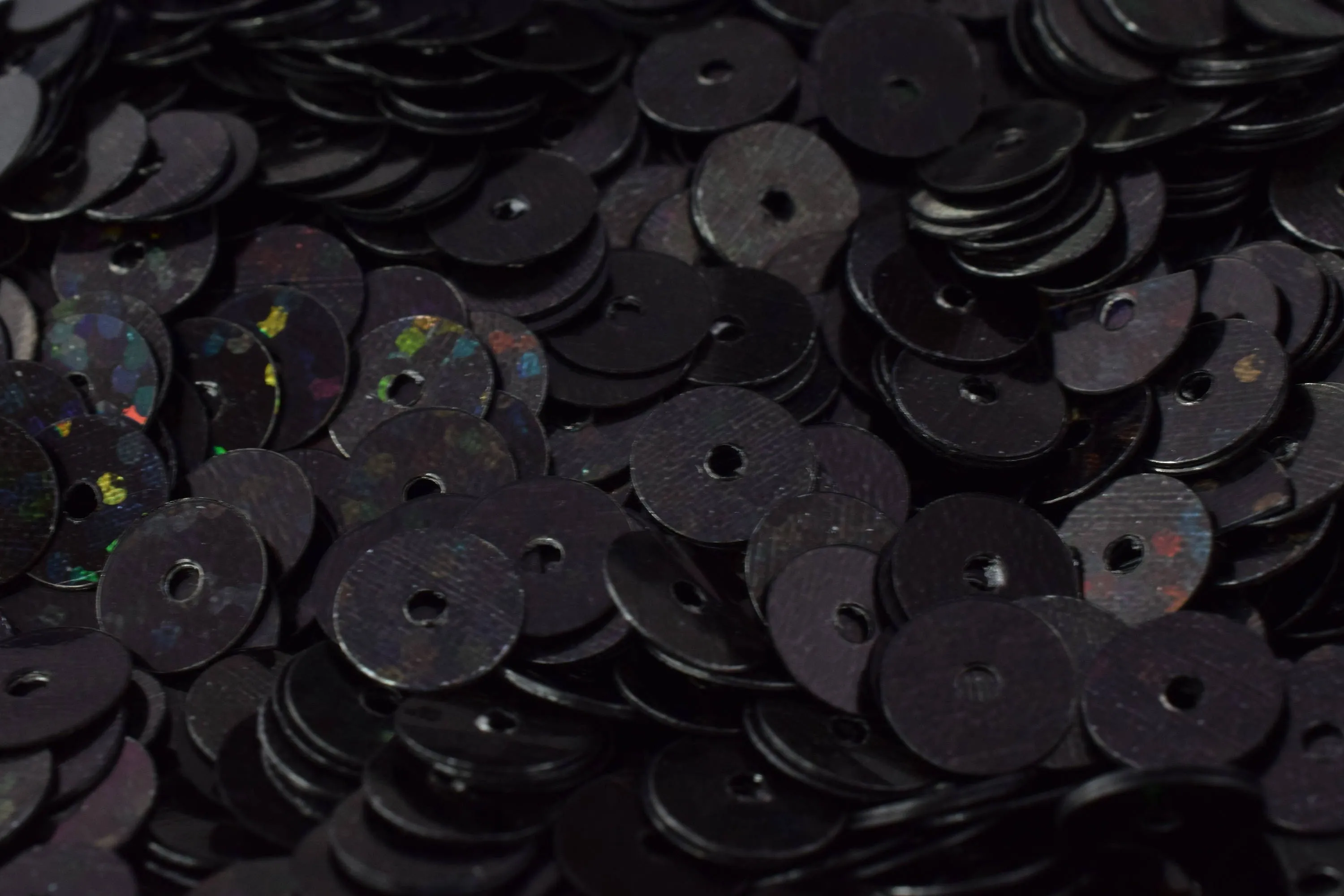 Black Iridescent Round Sequins 3mm/4mm/6mm - Wholesale Loose Paillettes for Shimmering Apparel & Shoe Decoration