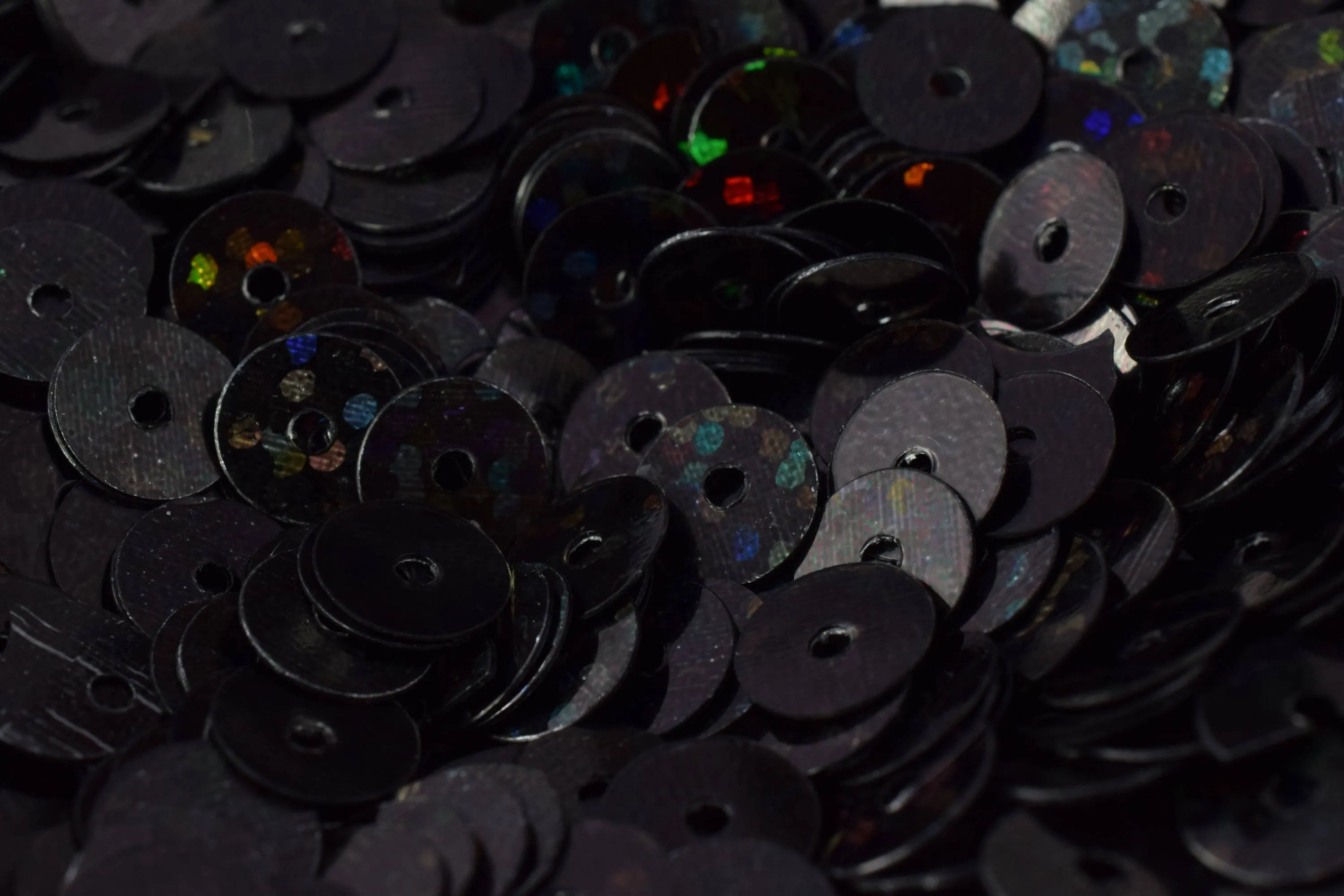 Black Iridescent Round Sequins 3mm/4mm/6mm - Wholesale Loose Paillettes for Shimmering Apparel & Shoe Decoration