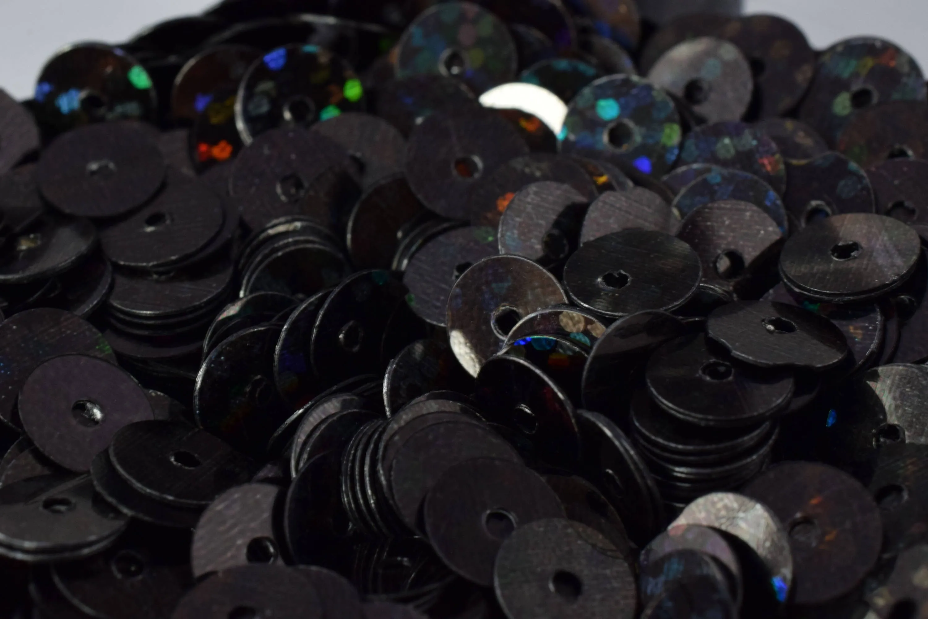 Black Iridescent Round Sequins 3mm/4mm/6mm - Wholesale Loose Paillettes for Shimmering Apparel & Shoe Decoration